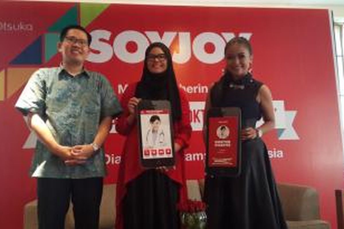Dari Ki-Ka: dr.Dipdo Petrus Widjaya, Sp.PD, Dafina Nur Amalina, dan Tantri 