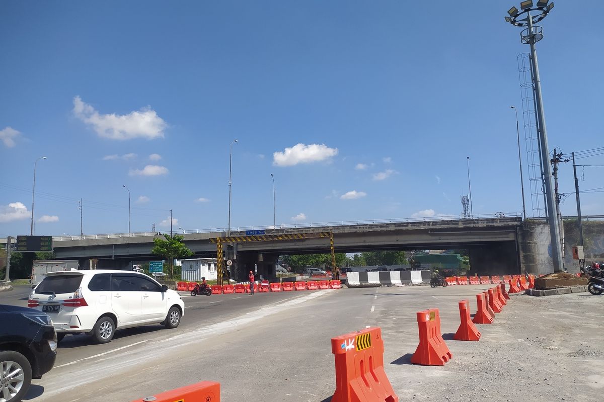 Rekayasa lalu lintas diberlakukan di Jalan Kaligawe Semarang karena imbas pembangunan Jalan Tol Semarang-Demak