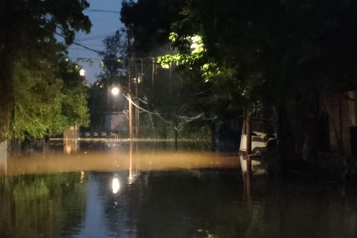 Banjir masih menggenang wilayah Kebon Jeruk, Jakarta Barat pada Rabu (1/1/2020) malam.