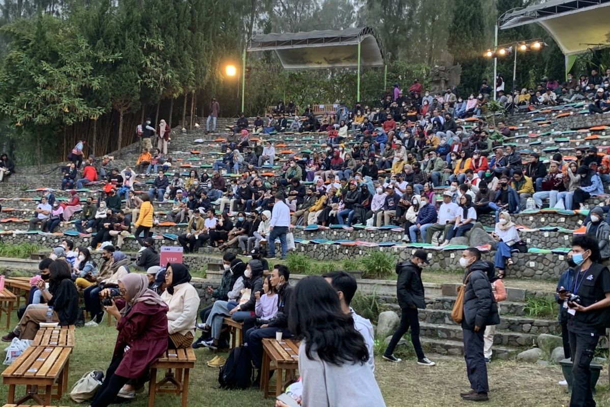 Penonton yang sudah mulai berdatangan dari sore hari untuk menonton Jazz Gunung Bromo 2022 di Amfiteater Jiwa Jawa Resort Bromo, Jawa Timur, Sabtu (23/7/2022).