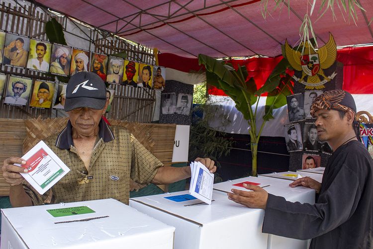 Warga memasukan surat suara ke dalam kotak suara saat mengikuti pencoblosan pada Pemilu 2019 di TPS 13 bertema Pahlawan, di Kampung Mekarjaya, Cikampek Utara, Karawang, Jawa Barat, Rabu (17/4/2019). Warga bersama Kelompok Penyelenggara Pemungutan Suara menghias TPS dengan nuansa pahlawan guna meningkatkan partisipasi masyarakat sekaligus mengenang jasa para pahlawan.