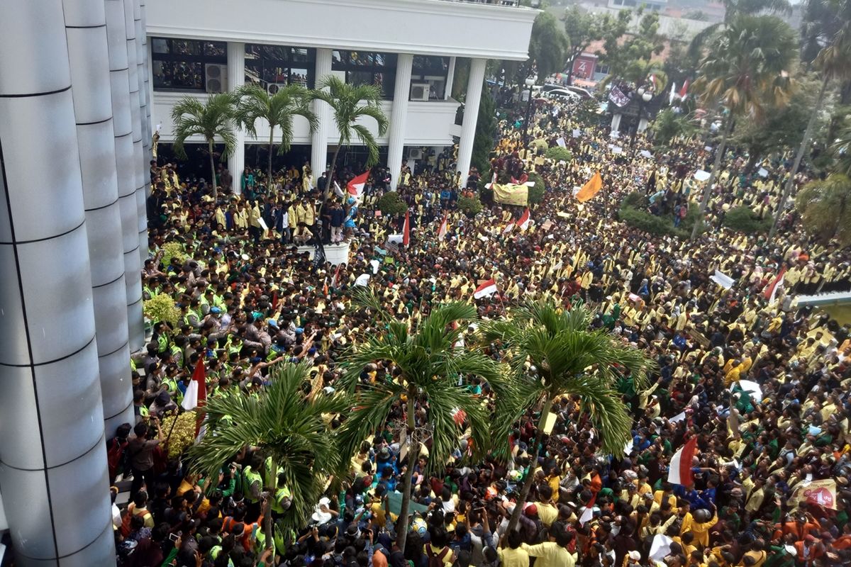Ribuan mahasiswa Sumbar melakukan aksi demo di DPRD Sumbar tuntut revisi UU KPK dan RKUHP dibatalkan, Rabu (25/9/2019)