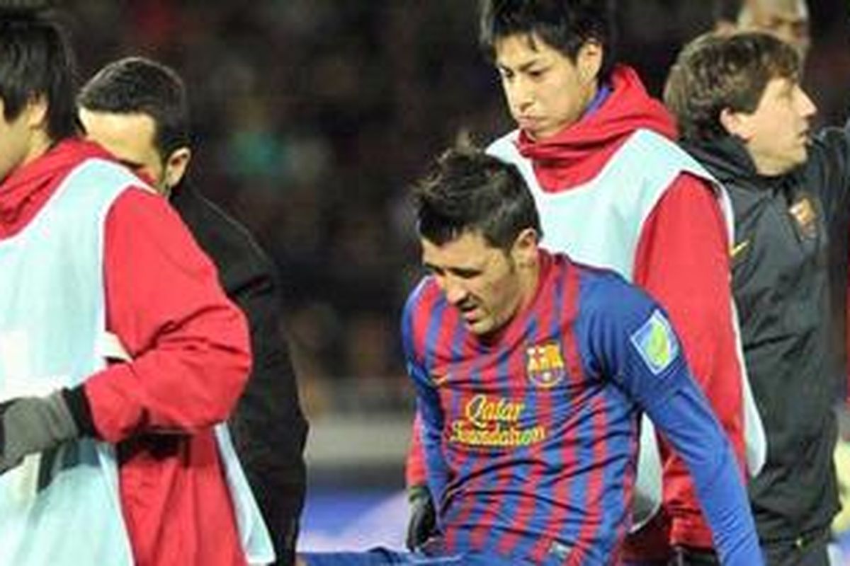 Penyerang Barcelona, David Villa, ditandu keluar lapangan, setelah mengalami cedera pada laga semifinal Piala Dunia Antarklub, melawan Al-Sadd, di  International Stadium Yokohama , Kamis (15/12/2011).