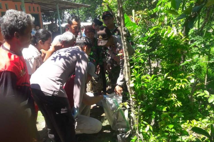 Polisi mengamankan karung plastik berisi alat panah, kujang dan beberapa benda lainnya yang tergeletak di pekarangan warga Desa Waluyorejo, Kecamatan Puring, Kabupaten Kebumen, Jawa Tengah, Jumat (17/1/2020).