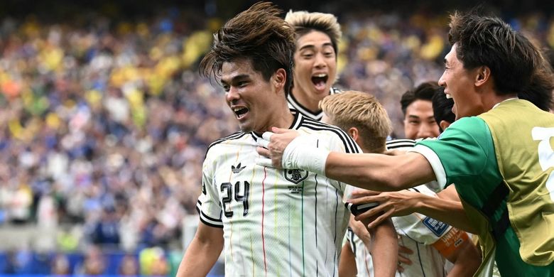 Gelandang timnas Jepang Kaishu Sano merayakan gol pembuka bersama rekan-rekan setimnya pada laga babak 32 besar Piala Dunia 2026 antara Brasil dan Jepang di Stadion Houston di Houston pada 29 Juni 2026.