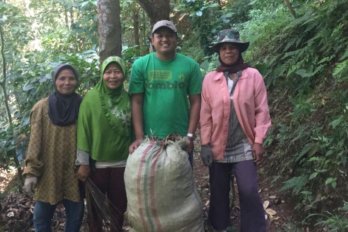 Khafidz Nasrullah, pendiri Nares essential oil dengan para petani yang bekerjasama 