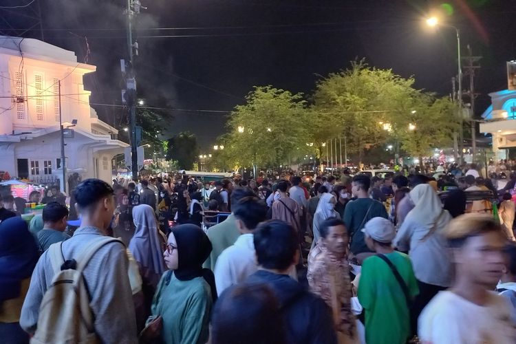 Kerumunan mulai nampak di sekitar Pasar Beringharjo, Sabtu (31/12/2022) malam