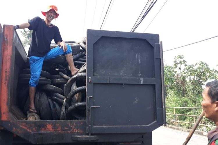 Anggota TNI membersihkan ratusan ban bekas yang ditemukan di aliran Sungai Cipakancilan, Kota Bogor, Jumat (13/9/2019).