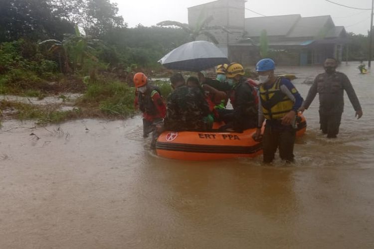 Petugas mulai mengevakuasi warga yang terdampak banjir di lima Desa di Kecamatan Satui, Kabupaten Tanah Bumbu, Kalsel, Sabtu (14/8/2021). 