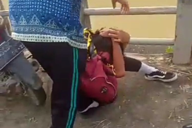 Bidik layar video aksi perundungan di Lampung Tengah yang viral di media sosial.