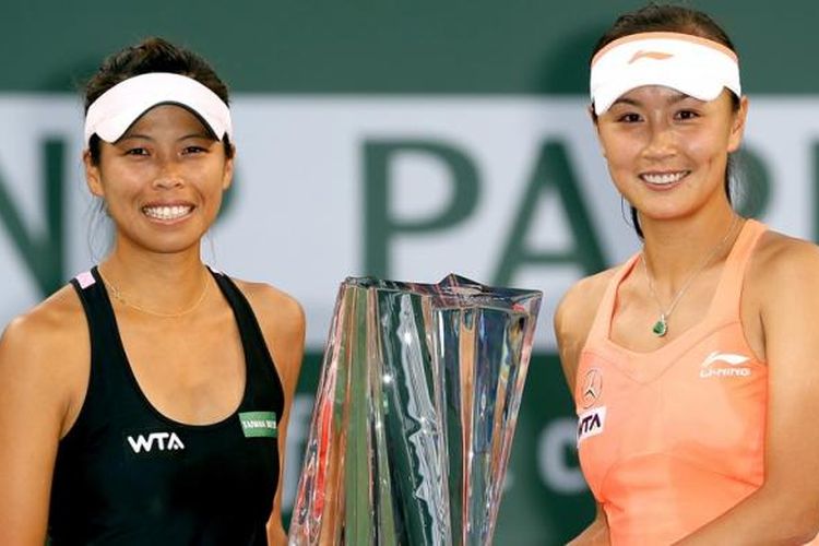 Ganda putri Hsieh Su-wei (Taiwan) (kiri)/Peng Shuai (China) berpose bersama trofi juara setelah memenangi laga final BNP Paribas Open melawan Cara Black (Zimbabwe)/Sania Mirza (India) di Indian Wells, Sabtu (15/3/2014). Hsieh/Peng menang 7-6(5), 6-2.