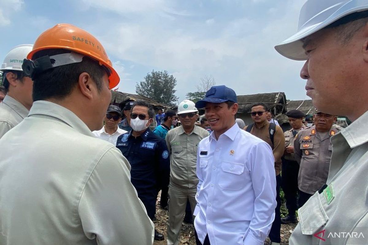 Menteri Lingkungan Hidup Hanif Faisol Nurofiq (tengah) berdialog dengan pihak perusahaan yang berada di dekat tempat pembuangan akhir (TPA) tidak berizin di Kabupaten Bogor, Jawa Barat, Senin (4/11/2024).