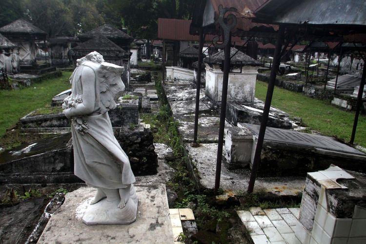 Sisa bangunan mewah di komplek Makam Peneleh Surabaya.