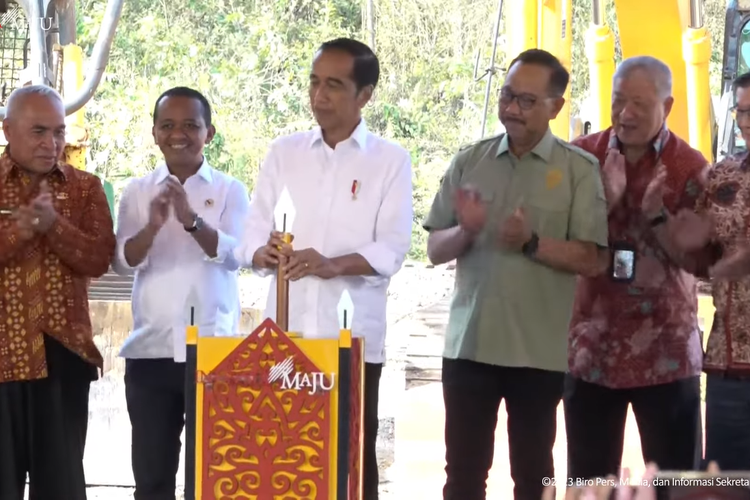 Presiden RI Joko Widodo melakukan groundbreaking pembangunan Hotel Nusantara di Ibu Kota Nusantara, Kalimantan Timur, Kamis (21/9/2023).