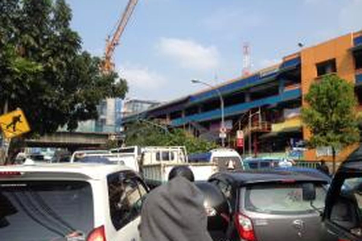 Kemacetan terjadi di jalan depan Pasar Tanah Abang Blok G, Jakarta Pusat, Kamis (16/4/2015). Kawasan Tanah Abang sempat mendadak lancar saat didatangi Gubernur DKI Jakarta Basuki Tjahaja Purnama, Rabu (15/4/2015).

