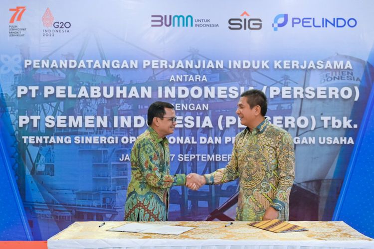 Direktur Utama SIG Donny Arsal (kiri) dan Direktur Utama Pelindo Arif Suhartono, berjabat tangan usai penandatanganan perjanjian induk kerja sama tentang sinergi operasional dan pengembangan usaha di Jakarta, Rabu (7/9/2022).