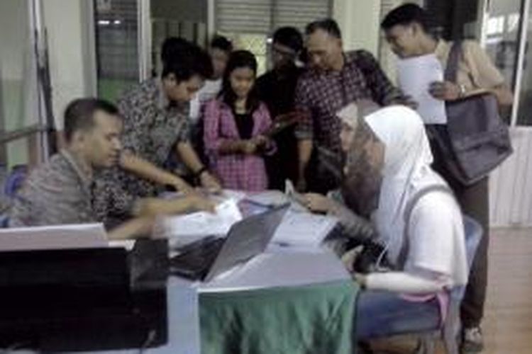Proses validasi rapot PPDB Online di SMA 5 Bekasi.
