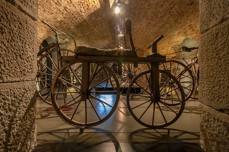 Ilustrasi sepeda kuno dari Eropa yang terbuat dari kayu dan dikenal sebagai Draisienne. Cikal bakal sepeda masa kini, yang ditemukan karena akibat letusan Gunung Tambora tahun 1815.