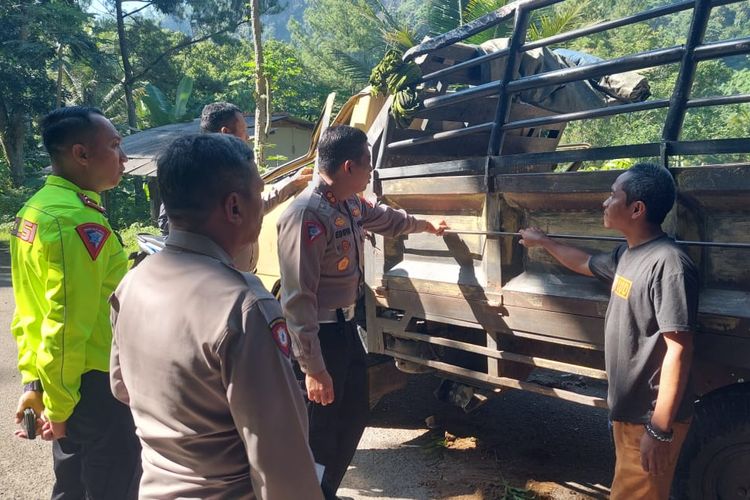 Polisi melakukan olah TKP kecelakaan maut truk rombongan peziarah di Jalan Raya Saguling, Kampung Saleos, Desa Saguling, Kecamatan Saguling, Kabupaten Bandung Barat (KBB), Jawa Barat pada Jumat (26/1/2024).