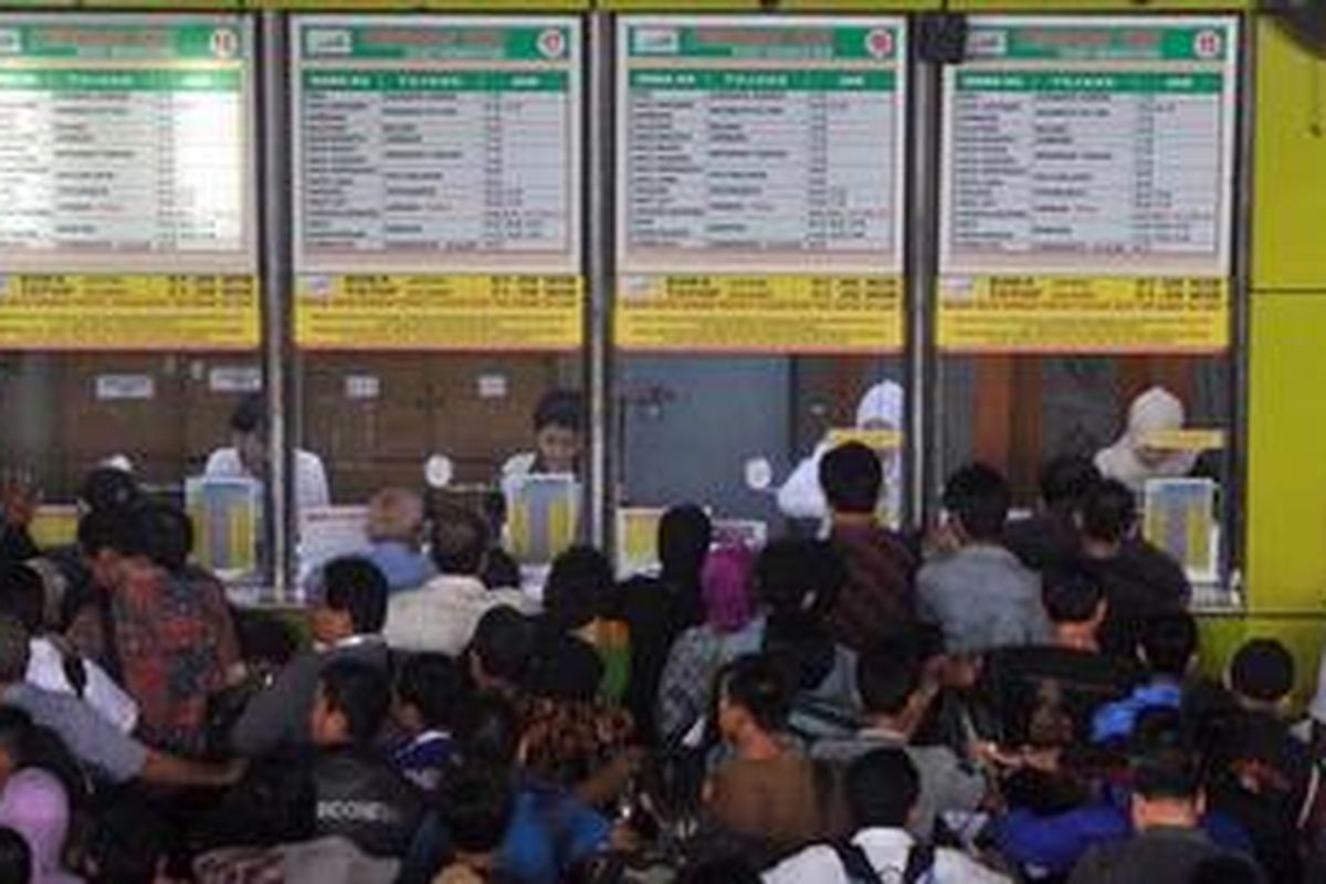 Ilustrasi: Antrean pembelian tiket kereta api untuk mudik Lebaran di Stasiun Gambir, Jakarta beberapa waktu lalu