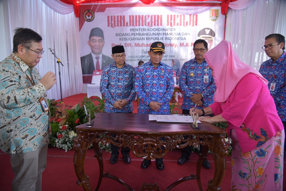 Wali Kota (Walkot) Semarang Hevearita Gunaryanti Rahayu bersama Direktur Utama PT SMF Ananta Wiyogo dan Deputi Bidang Koordinasi Peningkatan Kesejahteraan Sosial, Kementerian Koordinator PMK Nunung Nuryartono menandatanganani perjanjian P3KE dan Bantuan RTLH di Kantor Kelurahan Tanjung Mas, Kecamatan Semarang Utara, Sabtu (29/6/2024).