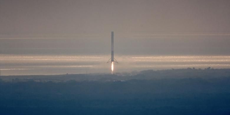 Fase pertama Falcon 9 mendekati landasan di Cape Canaveral, Floria, setelah membantu peluncuran Dragon pada Minggu (19/2/2017).