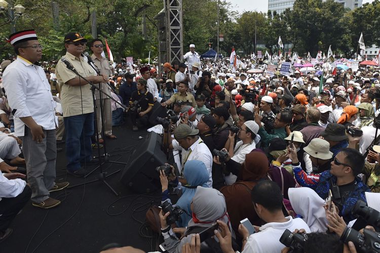 Ketua Umum sekaligus Ketua Dewan Pembina Partai Gerindra Prabowo Subianto (kedua kiri) bersama Presiden Partai Keadilan Sejahtera Sohibul Iman (kiri) menyampaikan orasi dalam Aksi Bela Rohingya 169 di Monumen Patung Kuda, Jakarta, Sabtu (16/9/2017). Aksi dari Crisis Center for Rohingya PKS bersama ormas-ormas Islam tersebut menyuarakan dihentikannya kekerasan dan dikembalikannya hak kewarganegaraan etnis Rohingya.