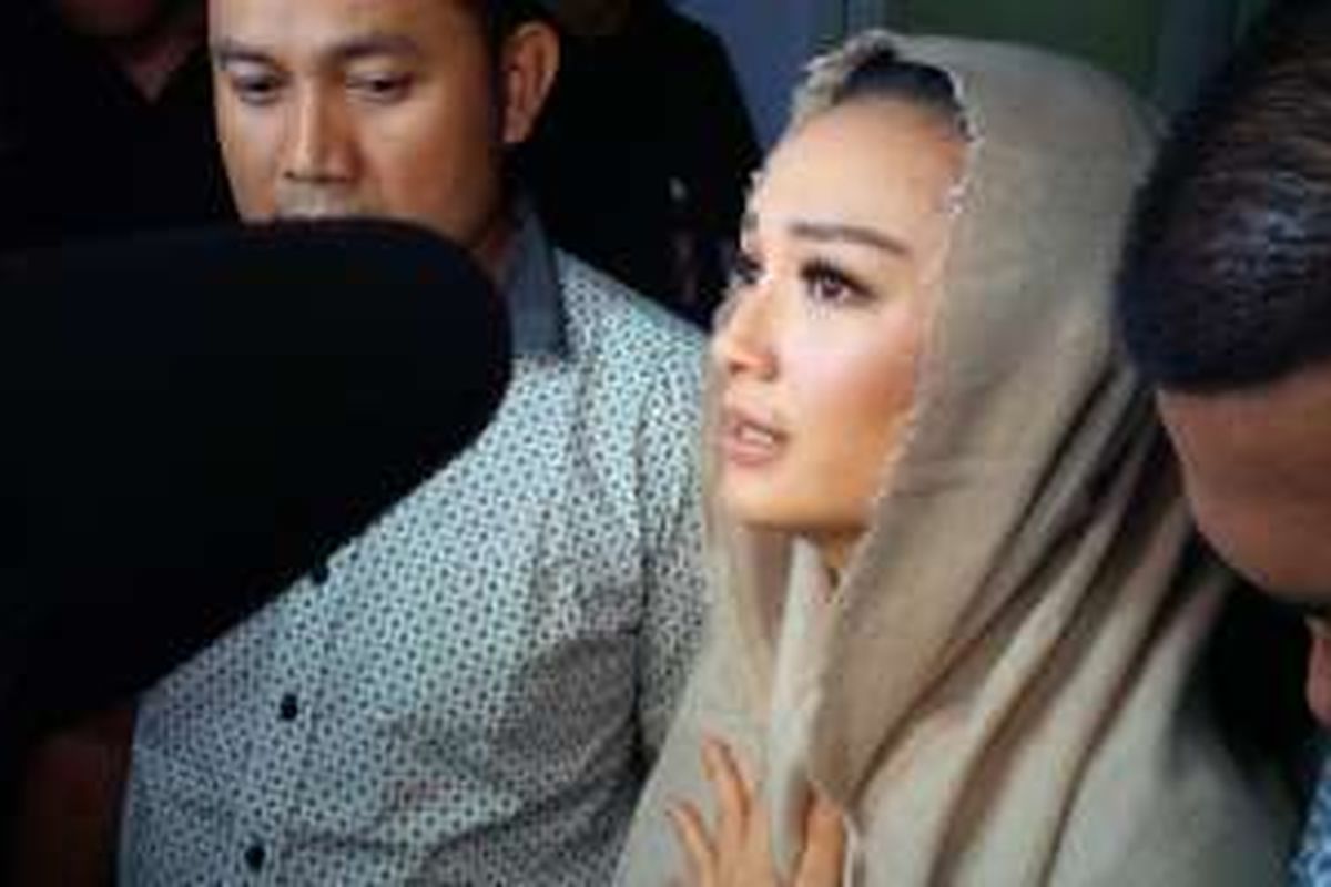 Sesudah tampil dalam sebuah acara layar kaca di gedung Trans TV, kawasan Tendean, Jakarta Selatan, Jumat (17/3/2016) malam, Zaskia Gotik diminta oleh para wartawan untuk memberi penjelasan terkait ia dinilai menghina Pancasila dalam acara Dahsyat di layar kaca RCTI.
