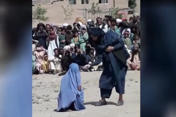 Wanita dicambuk 40 kali oleh Taliban karena berbicara dengan pria di telpon. [SS/Salaam Times/Youtube]