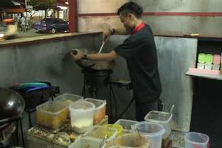 Koki di rumah makan Nasi Goreng Rempah Mafia, Jalan Kaliurang, Yogyakarta.