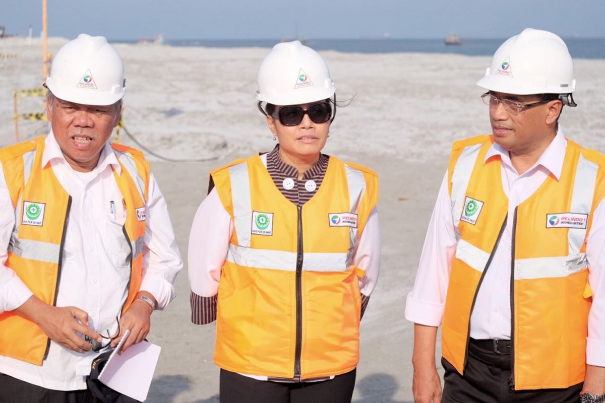 Menteri PUPR Basuki Hadimuljono, Menteri Keuangan Sri Mulyani, dan Menteri Perhubungan Budi Karya Sumadi saat mengunjungi Pelabuhan Belawan di sela Kunjungan Kerja ke Medan, Kamis (17/1/2018)