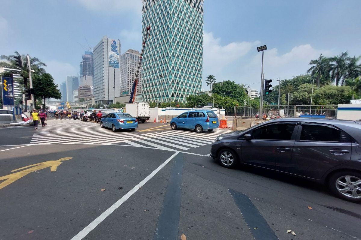 Perempatan Jalan MH Thamrin-Jalan Kebon Sirih, Jakarta, yang sebelumnya menjadi lokasi car free day telah bisa dilewati kendaraan bermotor, Minggu (5/6/2022) sekitar pukul 10.20 WIB.