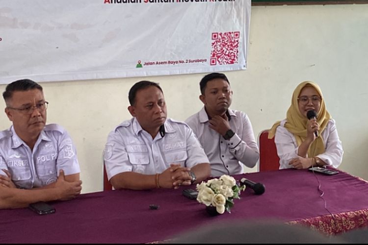 Staff Kecamatan Asem Rowo, Devika Sari (paling kanan), Kamis (9/1/2025).