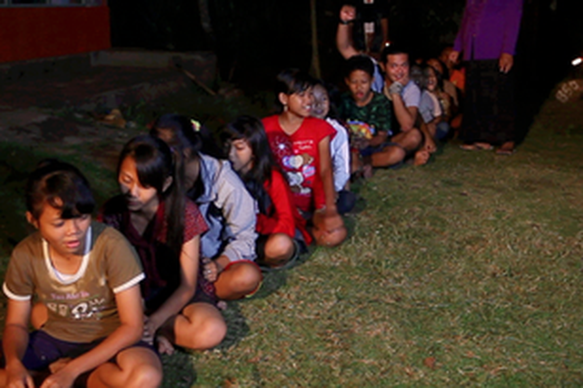 Ramon Y Tungka bermain permainan tradisional "dut-dut kiradut" di Banyumas.