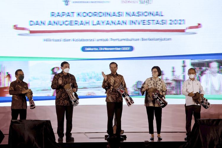 Presiden Jokowi membuka Rapat Koordinasi Nasional dan Anugerah Layanan Investasi Tahun 2021, di Ballroom Hotel Ritz-Carlton, Jakarta Selatan, Rabu (24//11/2021).