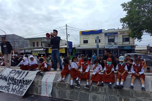 Peringati Hari Anak Nasional, Orangtua dan 36 Siswa SD yang Dikeluarkan Kembali Demo