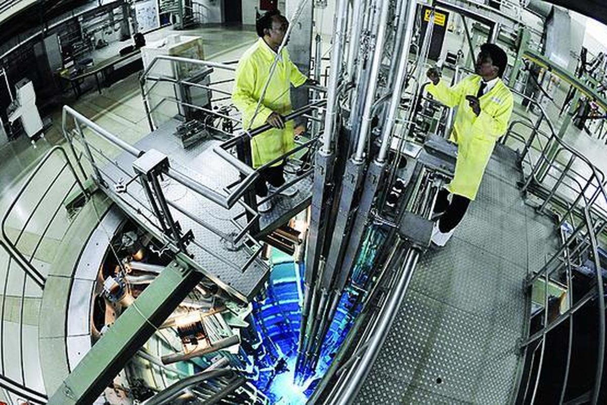 Peneliti memantau kolam teras reaktor nuklir di fasilitas Reaktor Serbaguna GA Siwabessy yang dikelola Badan Tenaga Nukir Nasional di kompleks Pusat Penelitian Ilmu Pengetahuan dan Teknologi Serpong, Tangerang Selatan, Banten, Senin (21/3). Reaktor untuk penelitian ini mempunyai daya 30 megawatt dan memiliki sistem keselamatan tingkat tinggi.