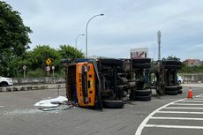 Truk Kontainer Bermuatan Cat Terguling di Pintu Tol Kawasan Juanda Depok