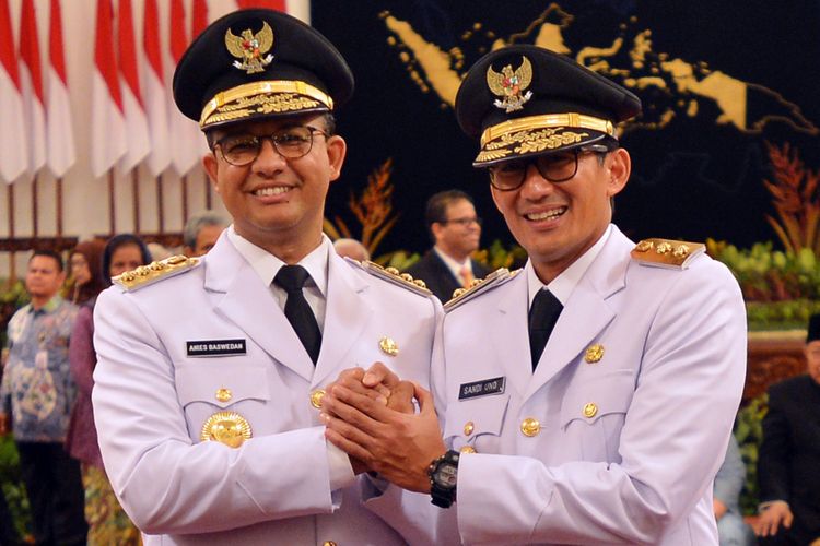 Gubernur DKI Jakarta Anies Baswedan (kiri) dan Wakil Gubernur Sandiaga Uno melakukan salam commando seusai pelantikan, di Istana Negara, Jakarta, Senin (16/10/2017). Presiden Joko Widodo melantik Anies Baswedan sebagai Gubernur DKI Jakarta dan Sandiaga Uno sebagai Wakil Gubernur DKI Jakarta untuk periode 2017-2022.