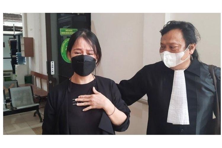 Seorang perempuan di Karawang, Jawa Barat, dituntut 1 tahun penjara oleh jaksa gara-gara memarahi suami. 