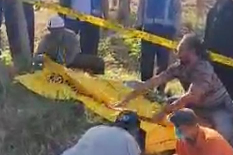 Proses evakuasi kerangka wanita di Sidoarjo, Senin (26/8/2024).
