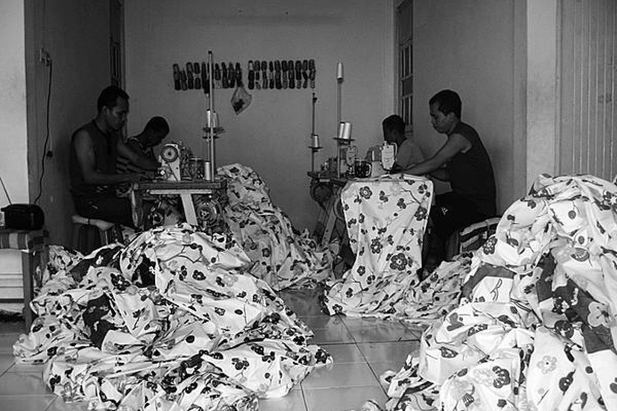 Kegiatan pembuatan seprai di sebuah usaha konfeksi rumahan di Kelurahan Cipadu Jaya, Kota Tangerang, Selasa (4/3). Hasil produk usaha konfeksi di Cipadu dan sekitarnya akhir-akhir ini lesu karena pemasaran menurun akibat lemahnya daya beli masyarakat akibat krisis ekonomi.  