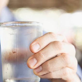 Banyak orang meyakini minum air es bisa bikin gemuk.