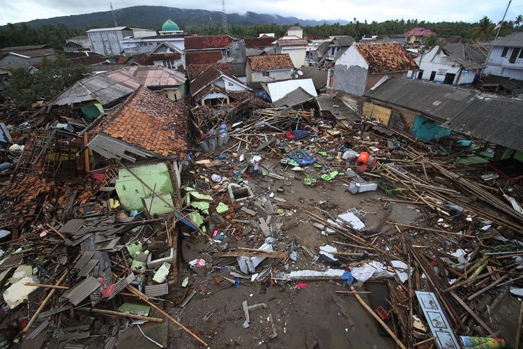Sejumlah bangunan rata dengan tanah akibat terjangan tsunami di Sumur Pesisir, Pandeglang, Banten, Senin (24/12/2018). Sumur pesisir merupakan salah satu daerah dengan kerusakan terparah akibat terjangan tsunami. ANTARA FOTO/Aurora Rinjani/Bal/kye.