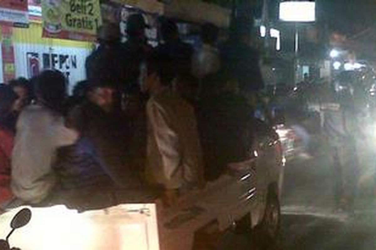 Massa pedagang tempe yang berunjuk rasa melakukan sweeping di beberapa pasar tradisional di Jakarta Timur dan Bekasi, Selasa (24/7/2012) malam. Tampak massa saat berada di mobil pick up, di depan Pasar Ciracas, Jakarta Timur.