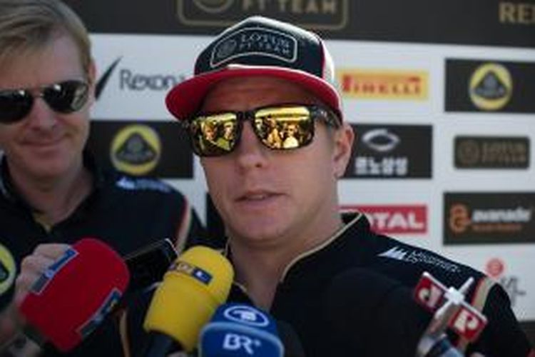 Pebalap Lotus, Kimi Raikkonen berbicara kepada media yang menyambutnya di paddock Sirkuit Korea International, di Yeongnam, Korea, Kamis (3/6/2013). GP Korea akan diawali dengan sesi latihan bebas pertama pada Jumat (4/10/2013).