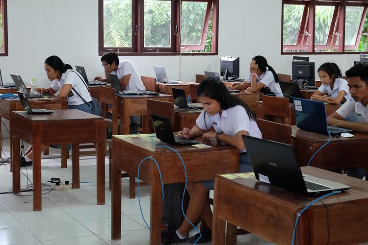 Sejumlah siswa SMA Negeri 4 Medan berada diantara sejumlah bangku yang kosong saat saat mengikuti Ujian Nasional Berbasis Komputer (UNBK) hari pertama, di Medan, Sumatera Utara, Senin (1/4/2019) sore. Sedikitnya 200 siswa di sekolah tersebut tidak dapat mengikuti ujian soal Bahasa Indonesia pada hari pertama UNBK karena jaringan komputer terserang virus.