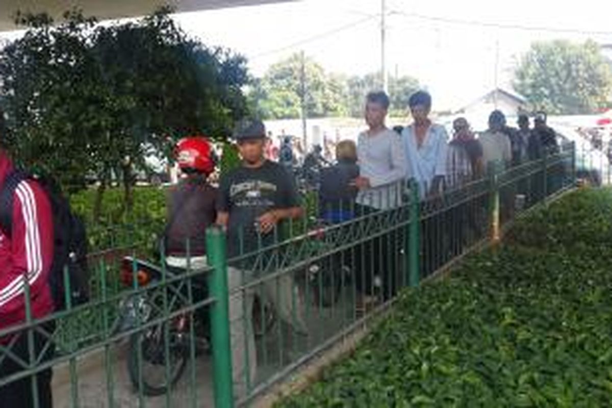 Motor melintas di trotoar warga di bawah jalan layang Tanah Abang, Jakarta Pusat. 