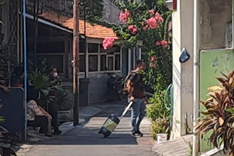 Satu koper yang dibawa keluar oleh tim penyidik KPK sesaat sebelum meninggalkan rumah Bupati Sukoharjo, Etik Suryani di Kelurahan Bumi, Kecamatan Laweyan, Kota Solo, Kamis (16/7/2026)