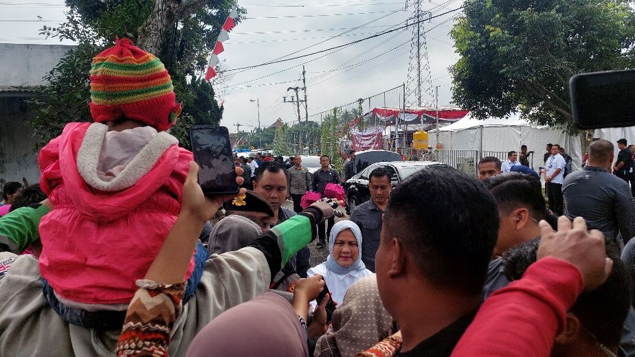 Cerita Driver Ojol yang Tiap Hari Kerja Bawa Anak Dapat Bingkisan dari Iriana di Salatiga